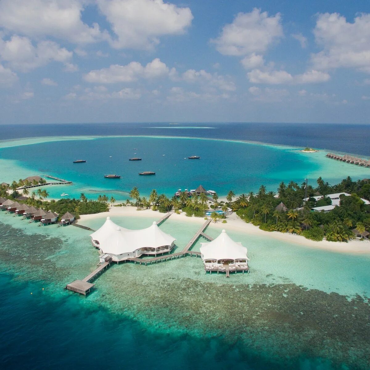 Мале мальдивы пляжи. Fiyavalhu maldives 4 мальдивы южный ари атолл. Soneva fushi. Атолл адду мальдивы. Ари атолл мальдивы.