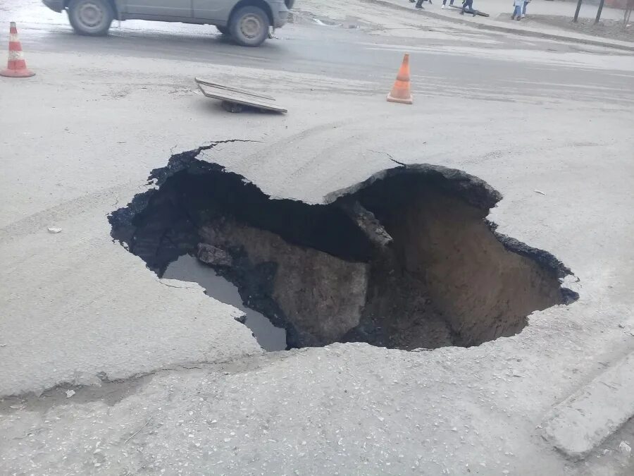 В энгельсе женщина провалилась. Провалилась дорога. Провал на дороге. Провал (2021). Саратов дороги провалился.