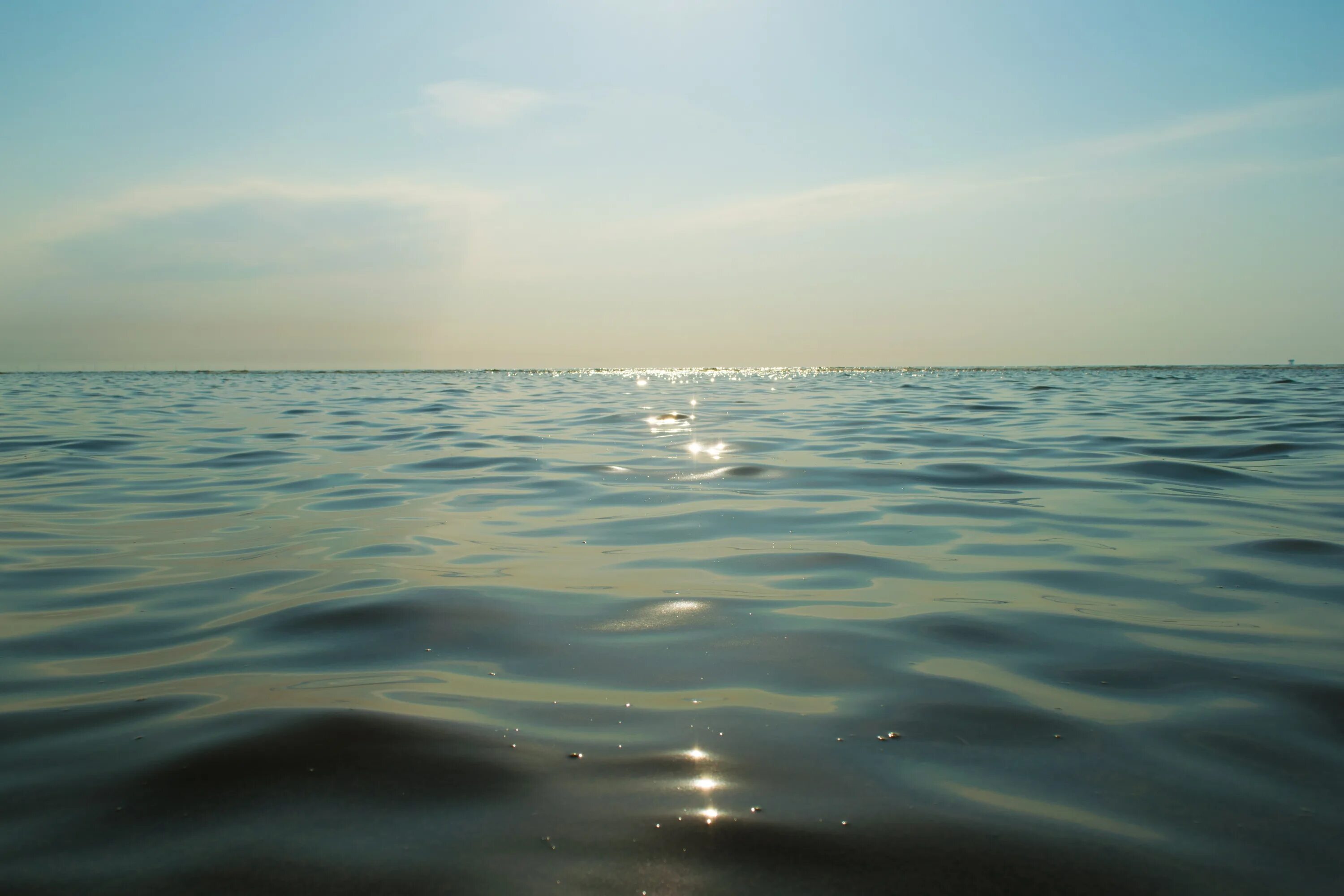 2 океана лен. Водная гладь моря. Спокойная гладь моря. Спокойная водная гладь. Спокойное прозрачное море.