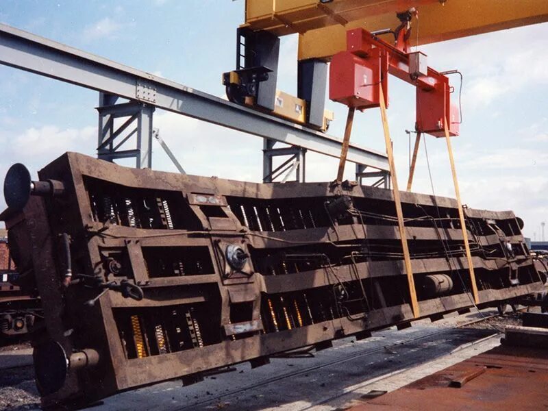 Кран в порту. Портальный кран кб 572. Траверса для крана для фс 19. Схема подъема груза двумя кранами. Кантователь rotomax rv.