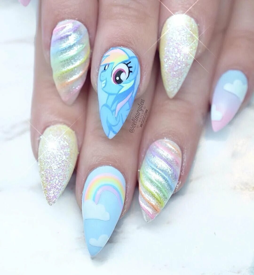 Красивый маникюр с единорогом. Втирка пузико единорога. Яркий маникюр с единорогом. Ногти единорожки. Красивый маникюр с единорогом.