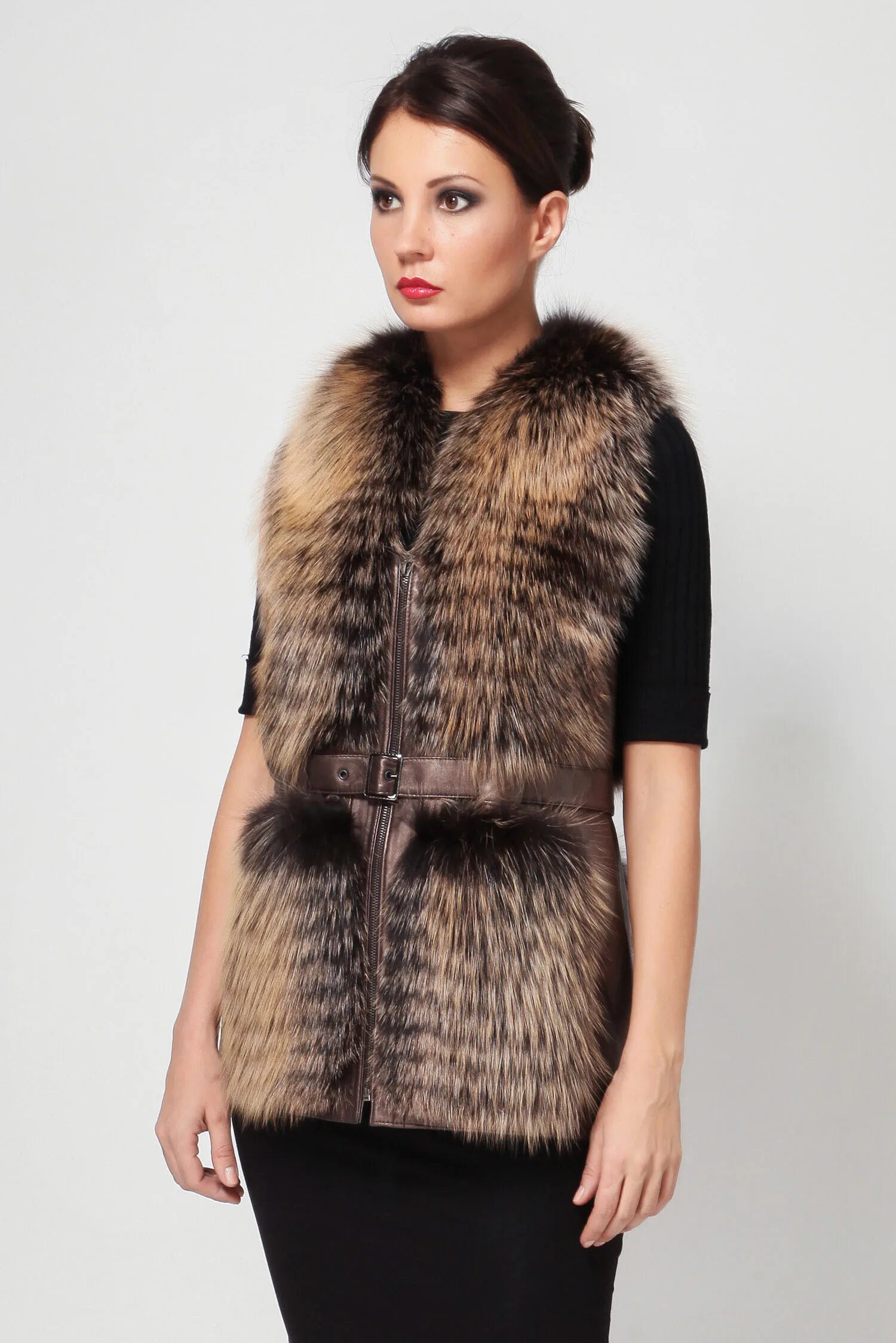 Жилетка меховая оджи. Жилетка с мехом. Норковая безрукавка. Жилет moncler женский бежевый с мехом. Вязаный жилет с мехом.