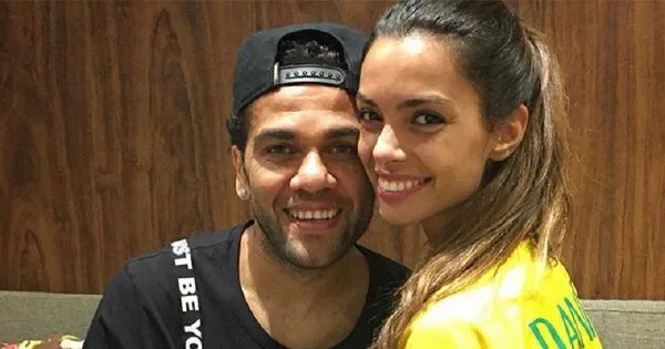 Жена дани алвеса. Дани Алвес жена. Dani Alves жена. Дани Алвес футболист жена.