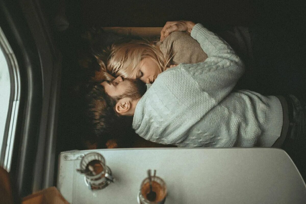 Ехать вместе сон. Парень и девушка в поезде. Пара обнимается в постели. Теплые объятия. Девушка в вагоне поезда.