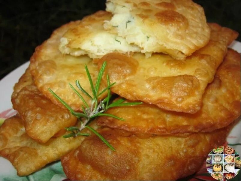 Чебуреки с картошкой и сыром. Чебуреки с картофелем и сыром. чебурек с картофелем. чебуреки с сыром и зеленью. чебуреки с картошкой и сыром жареные.