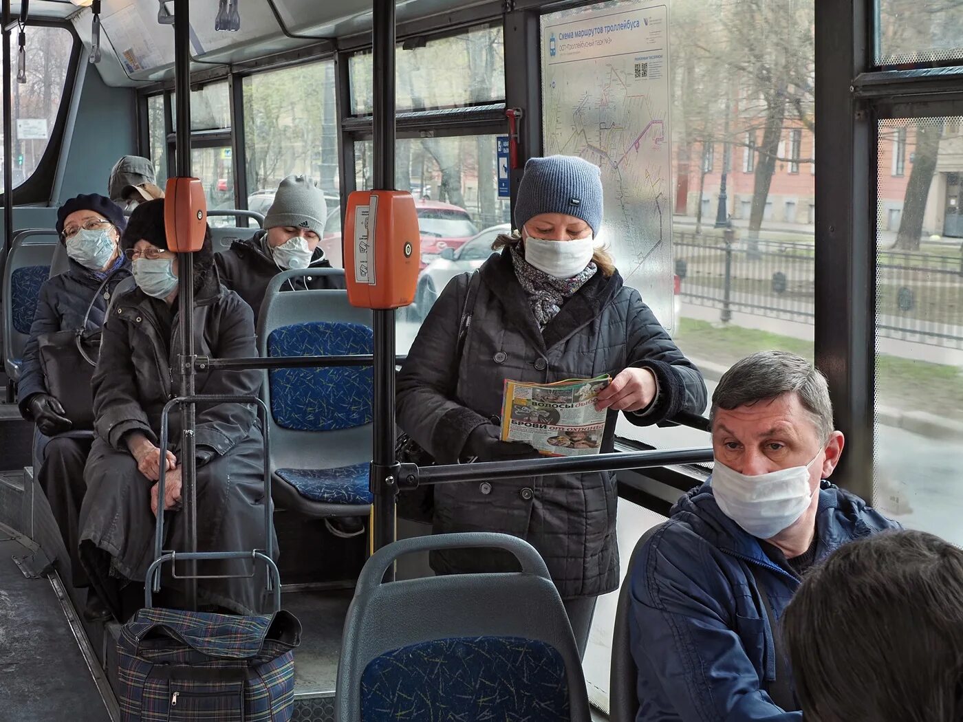 Масочный режим Петербург. Люди в масках в автобусе. Маски в общественном транспорте. Масочный режим в общественном транспорте. Во сколько закончится маска