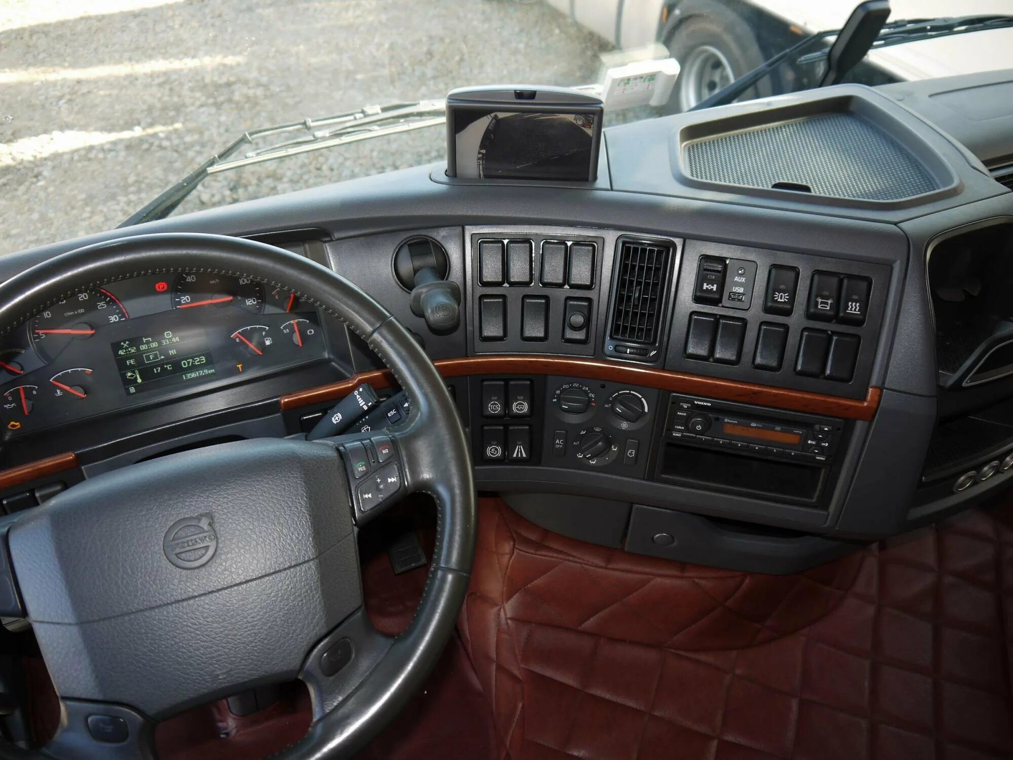 Volvo fh салон. Вольво fh13 салон. Кабина Volvo fh460. Volvo FH 12 2000 Salon. Кабина Вольво fh13 XL.