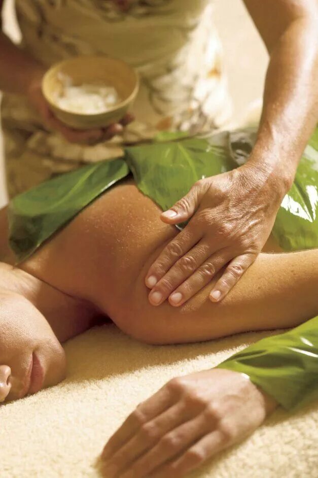 Подготовка к процедуре массаж. Spa обертывание водорослевое. спа процедуры. красивый массаж. спа массаж.