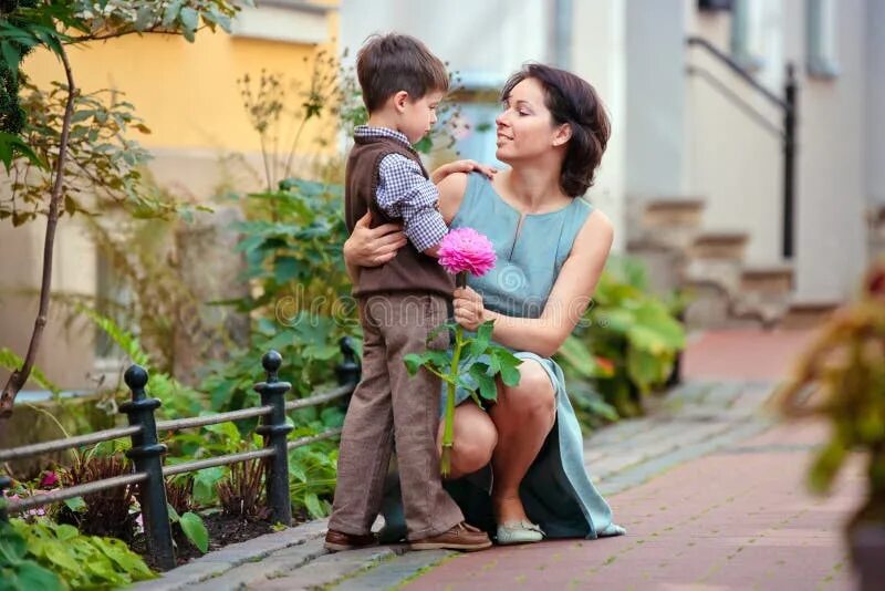 Мамин мальчик / mommy's little boy. Сын дарит маме цветы. Женщина разведенка. Любовь со взрослой женщиной. Позы для кормления ребенка.