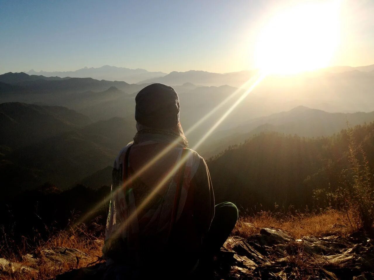 Наблюдать покой. Медитация просветление. Человек в лучах солнца. Человек и природа. Человек молится на природе.