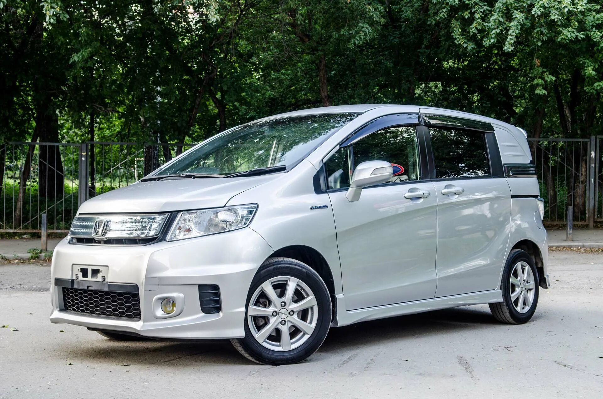 Колеса хонда спайк. Honda freed Spike. Хонда Спайк 13 года. Хонда Фрид Спайк 2013 года. Фрид Спайк гибрид.