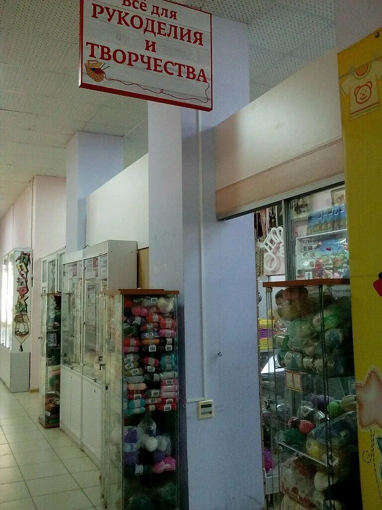 Выставка мастеров рукоделия. Ярмарка рукодельниц. Стопка красивых тканей. Пр победы 33 казань магазины. Ул зорге казань д 70.