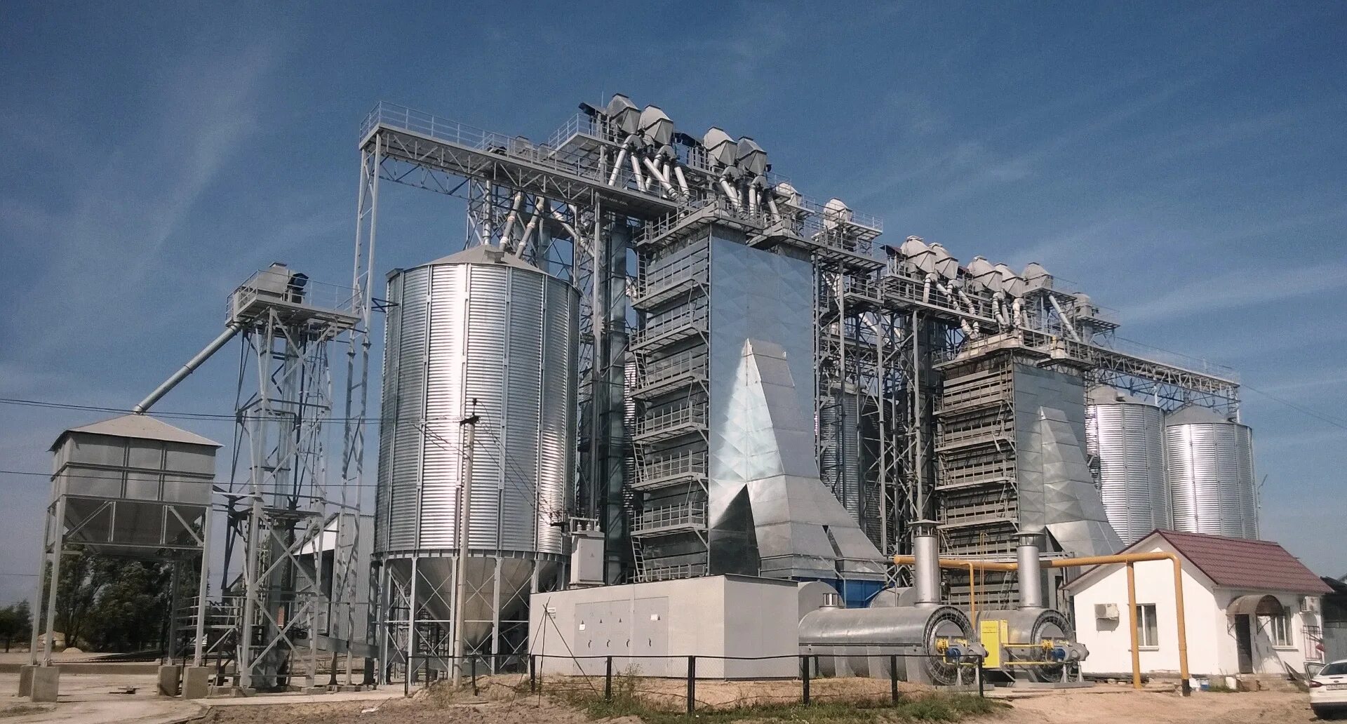 Брянская зерносушилка сзт-45. Сп50 шахтная зерносушилки. Окб по теплогенераторам. Зерносушилка шахтного типа сп100. Зерносушилка сзт-45.