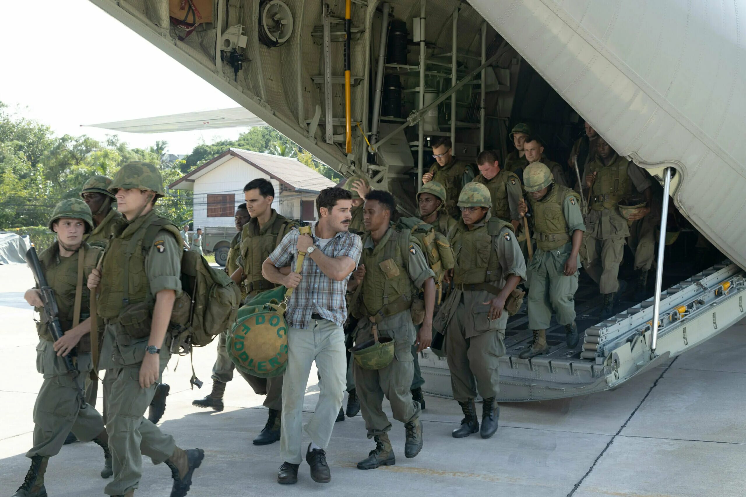 За пивом фильм 2022. Beer фильм 2022. Greater beer run ever. The greatest beer run ever фильм. The greatest beer run ever, 2022.