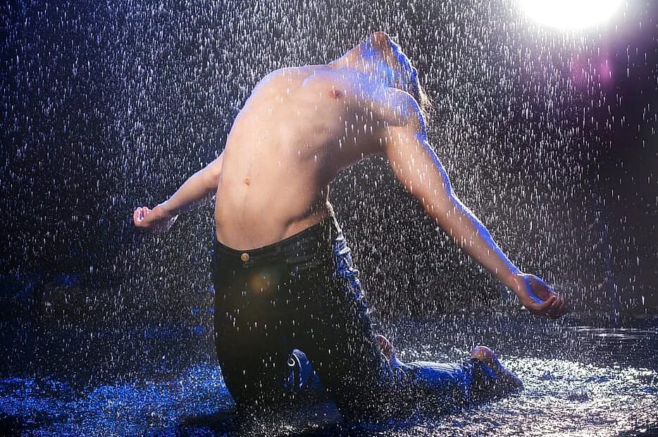 Клип где танцует мужчина. Парень танцует под дождем. Танцующий мужчина. Мужики танцуют под дождем. Танцы под дождем.