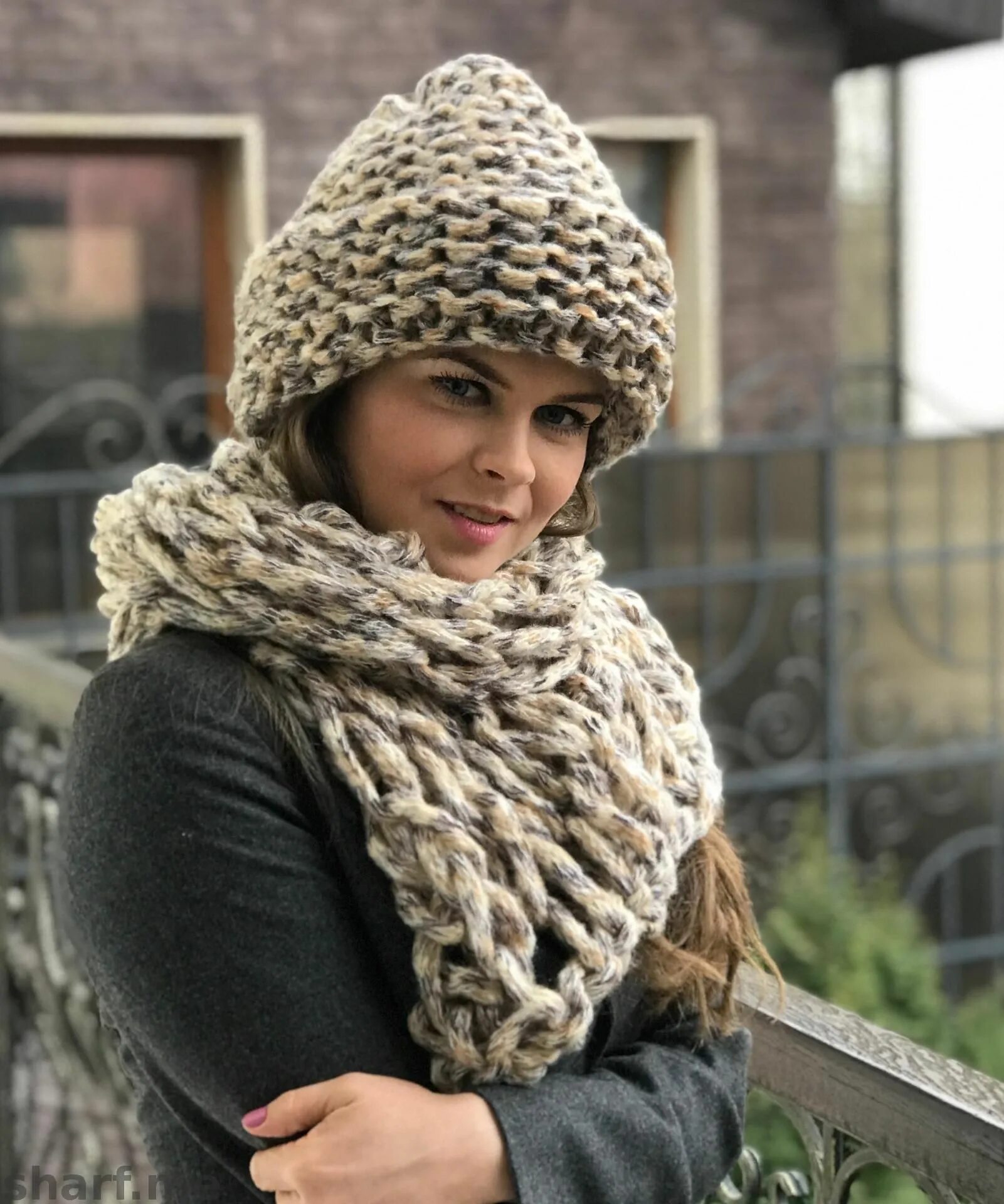 объемные шапки для женщин. объемная шапка. шапка спицами для женщин крупной вязкой. объемная шапка. шапка из крупной пряжи.