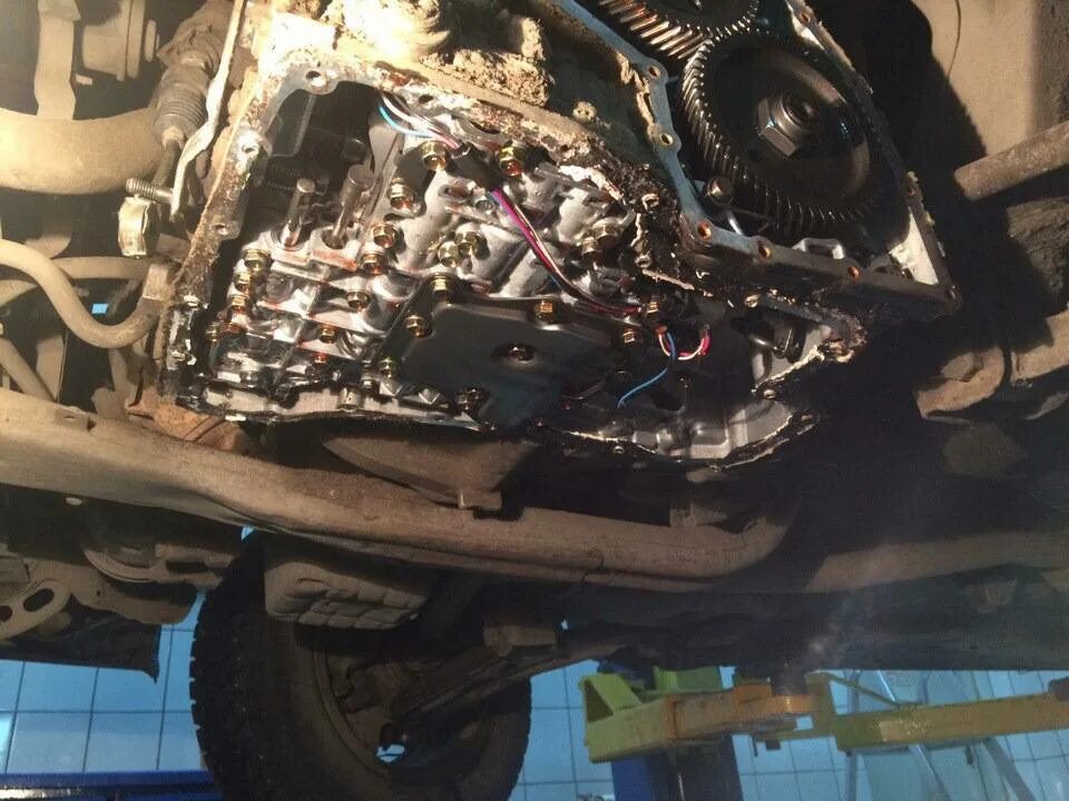 Буксует на скорости коробка механика причины. Пинает при включении задней передачи. Почему машина не едет коробка автомат. Акпп 5а 5а вперед не едет назад едет. Коробка автомат рывки при задней скорости.