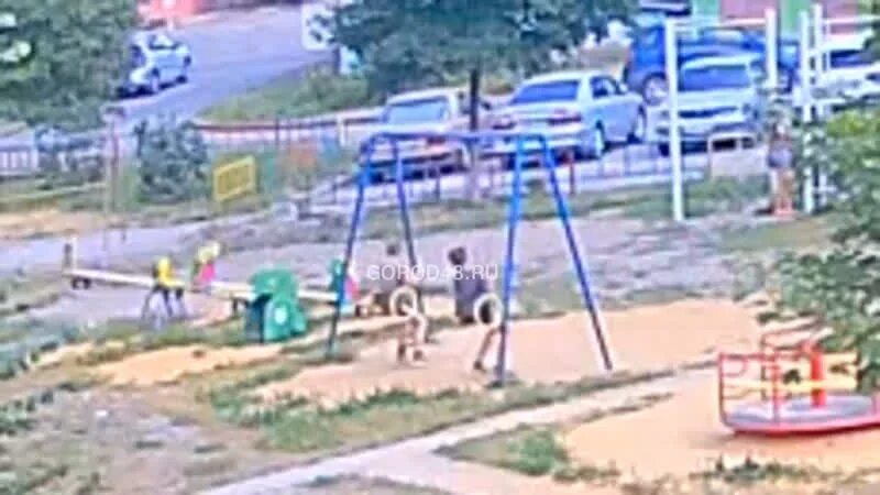 Детские площадки происшествие. Советские качели во дворах. Качели из 90-х во дворе.