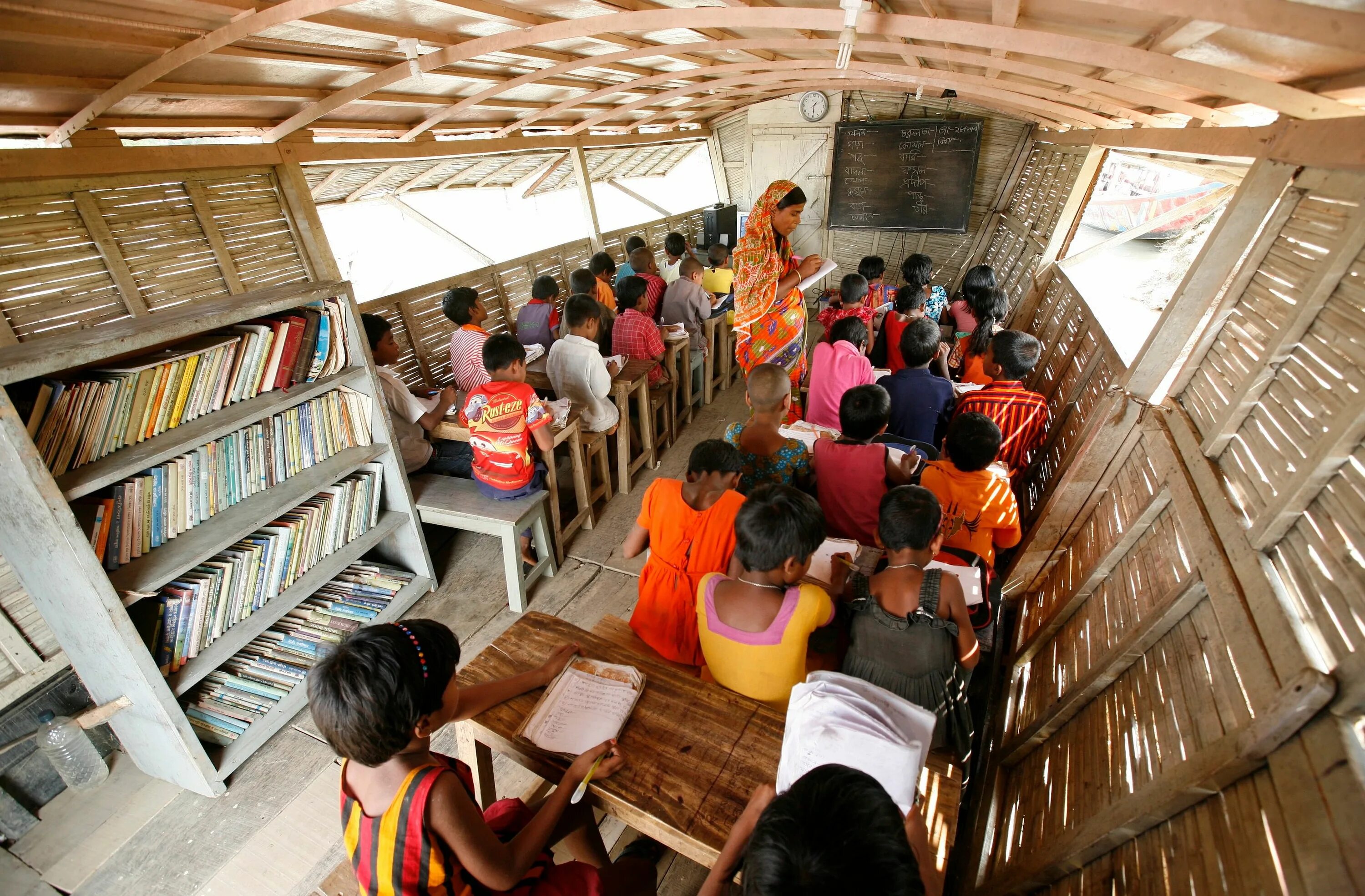 Бангладеш школы на лодках. Бангладаж школа на воде. Лодочная школа в бангладеш. Boat school. Бангладеш школы на лодках.