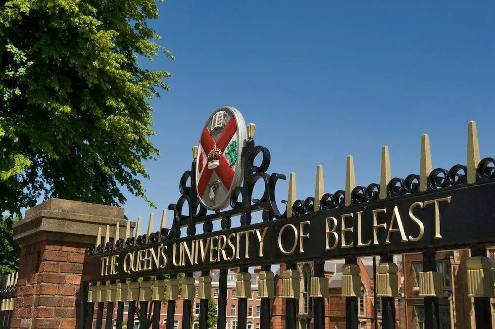 Queens University in Belfast. Университет Квинс в Белфасте— Белфаст, Великобритания. Белфаст деревня. Университет Квинс или университет королевы в Белфасте.