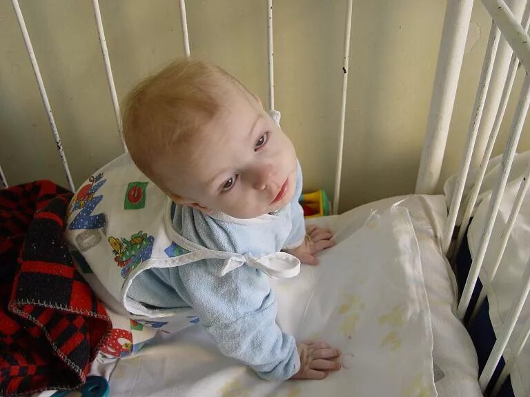 детдомовские. бедные дети в детском доме. дети сироты брошенные. брошенные дети в больнице. стихи про брошенных детей.