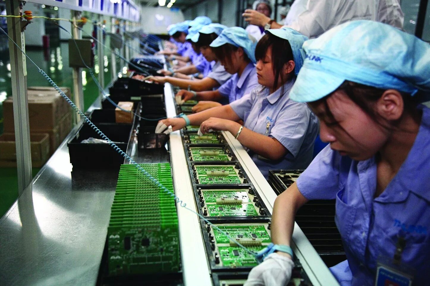 Производители электроники тайвань. Китайский завод. Промышленность Китая. Китайцы на конвейере. Завод в Китае.