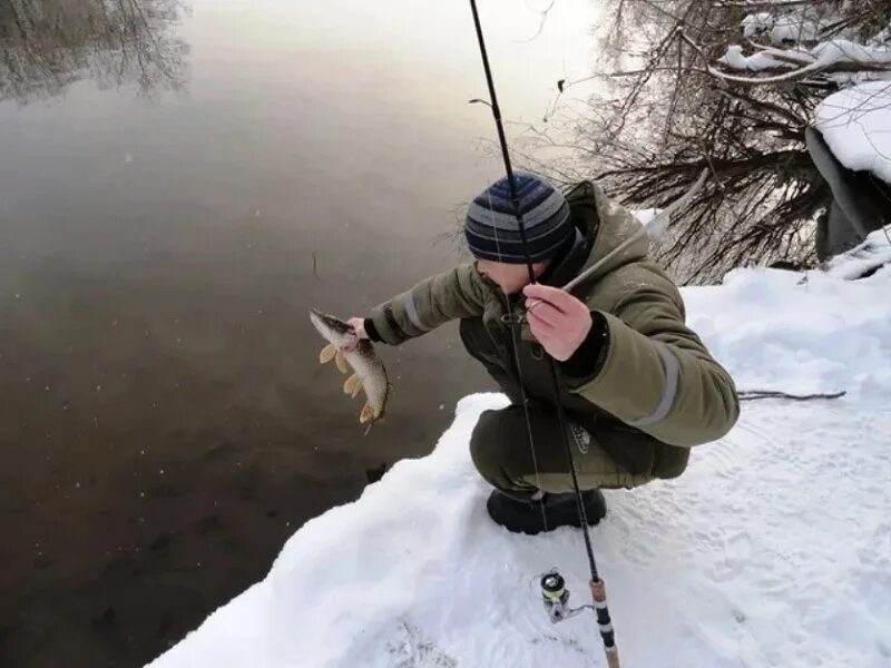 Рыбалка в марте на озерах. Зимний спиннинг. Ловля на спиннинг зимой. Спиннинг для зимней рыбалки. Рыбалка на щуку в марте.