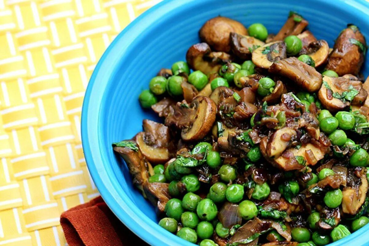 Нут с курицей и овощами. Мясо горошка. Мясо с зеленым горошком и морковью ирп. Традиционные блюда на новый год в америке. Мясо горошка.