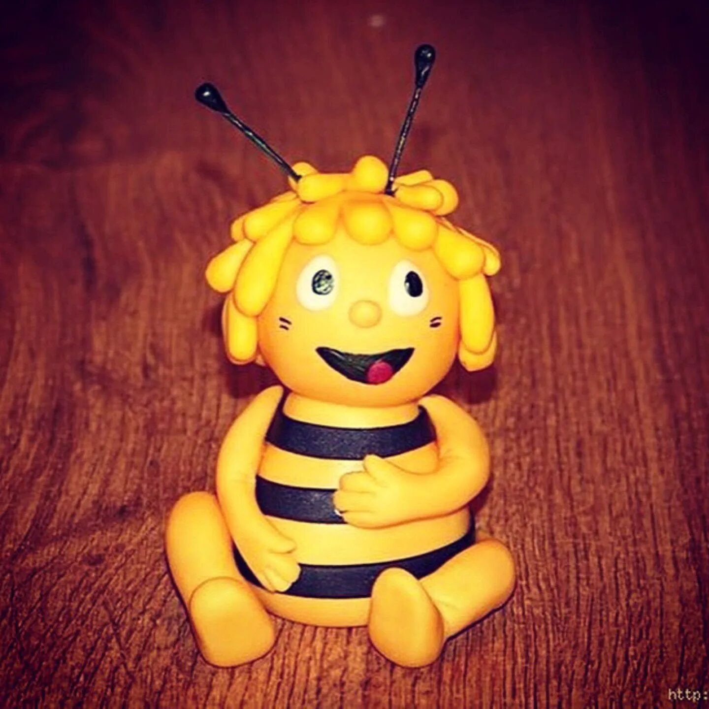 Пчелка из киндера. Пчелка Майя из полимерной глины. Пчелка Майя из полимерной глины лепка. Пчела из пластилина. Лепка пчела.