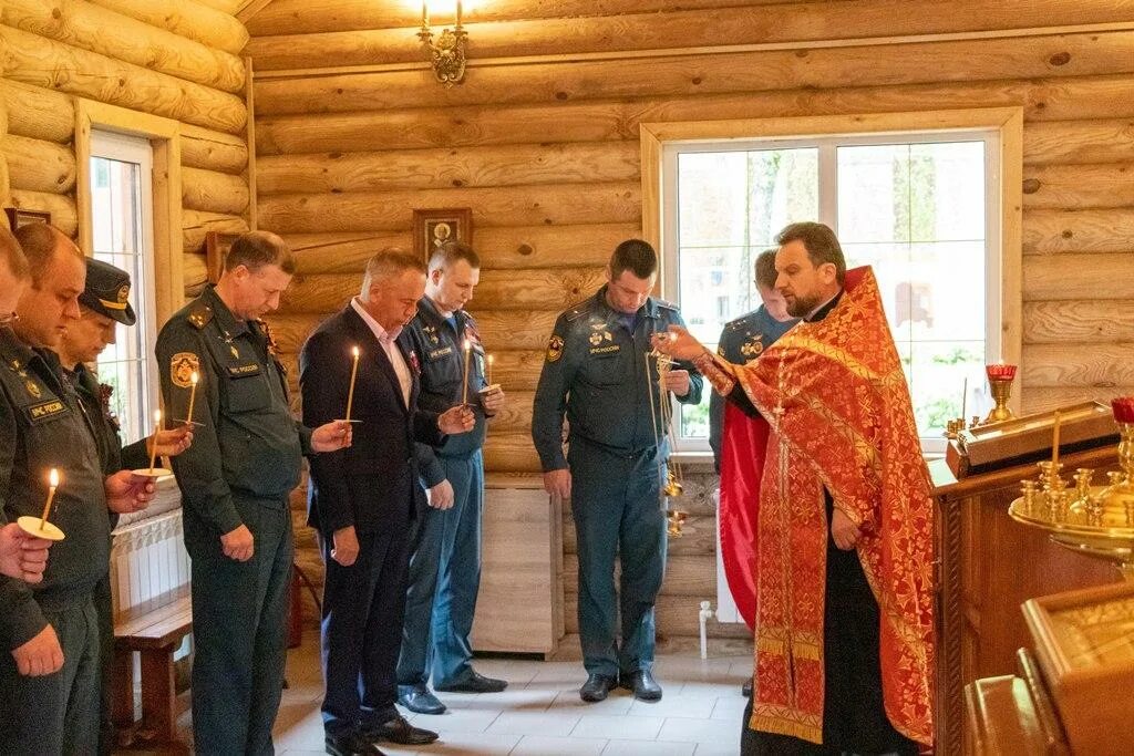 михаил агешин брянская епархия. крестный ход смоленск. брянское благочиние игумен. фото мчс в храме. брянск настоятель храма.