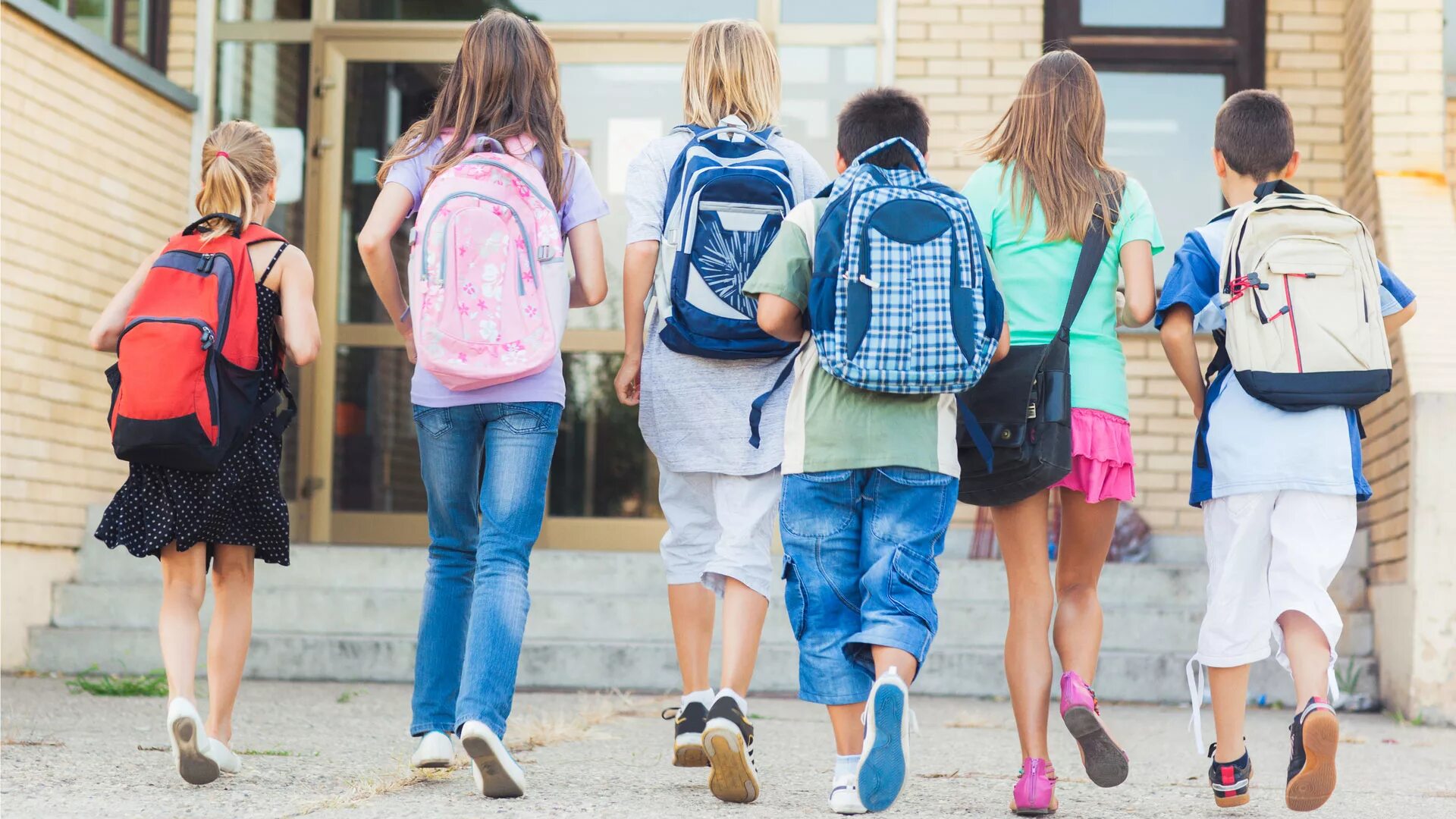 Когда школьники идут в школу. Дети идут в школу. back to school магазин. ребенка обижают в школе. в школе запретили одежду.