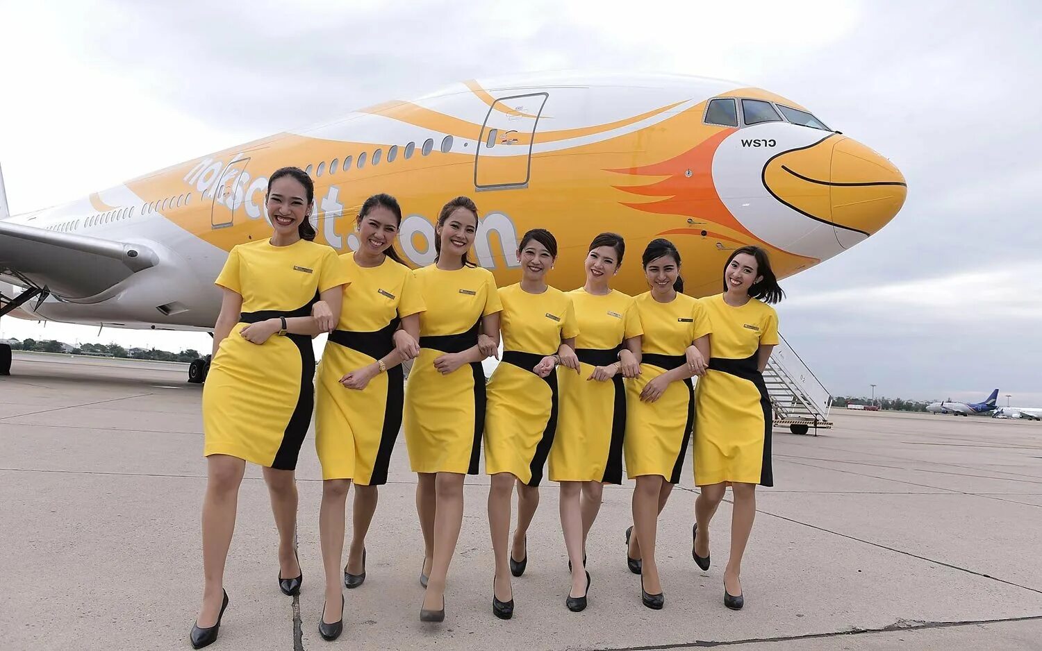 Southwest Airlines стюардессы. Singapore Airlines стюардессы. Сингапур Аирлинес стюардесса. Scoot Сингапур авиакомпания. Авиакомпания сунь вынь фото