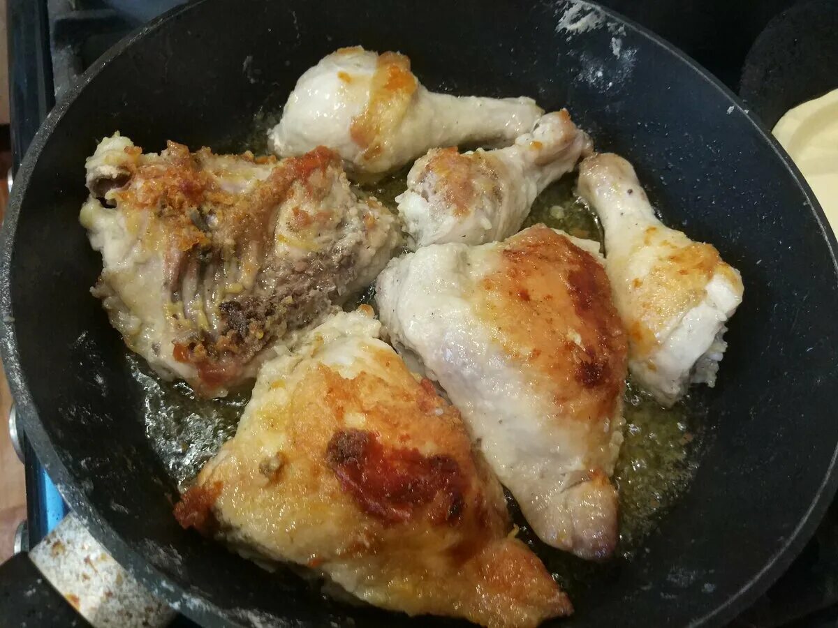 Окорочка жареные. Жареные окорочка на сковороде. Как пожарить окорочка с майонезом. Куриные окорочка жареные на сковороде. Окорочка запеченные в духовке.