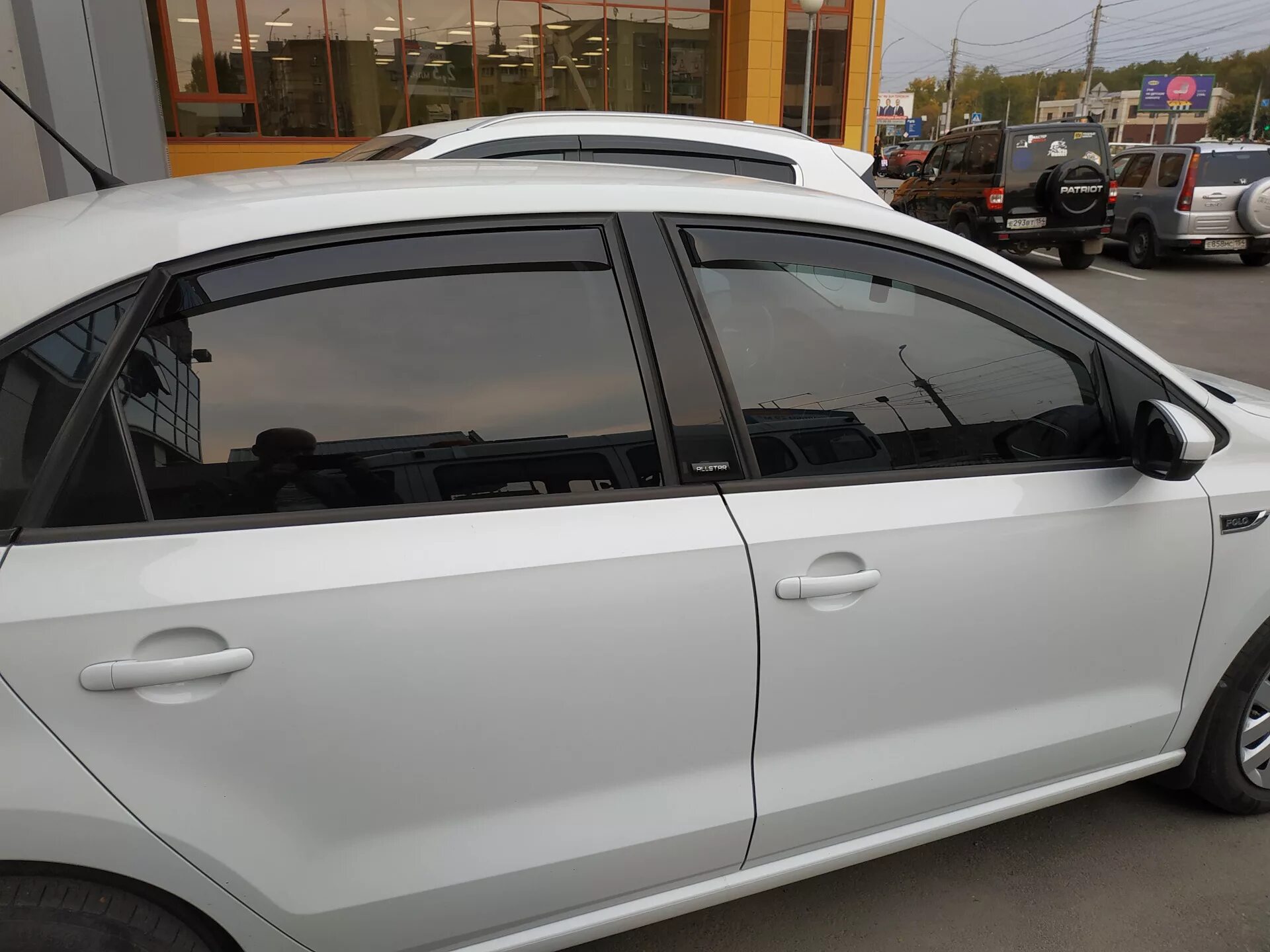 Дефлекторы на vw polo sedan 2017. Polo liftback ветровики. Фольксваген поло дефлекторы окон. Дефлекторы на vw polo sedan. Дефлекторы окон поло седан.