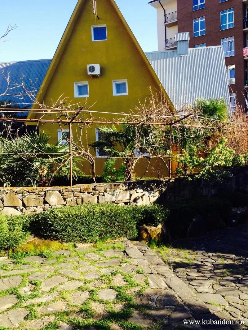 коттеджи в сочи. красивый дом в сочи. недорогие дома в адлере без посредников. адлер двухэтажный дом. дом в адлере.