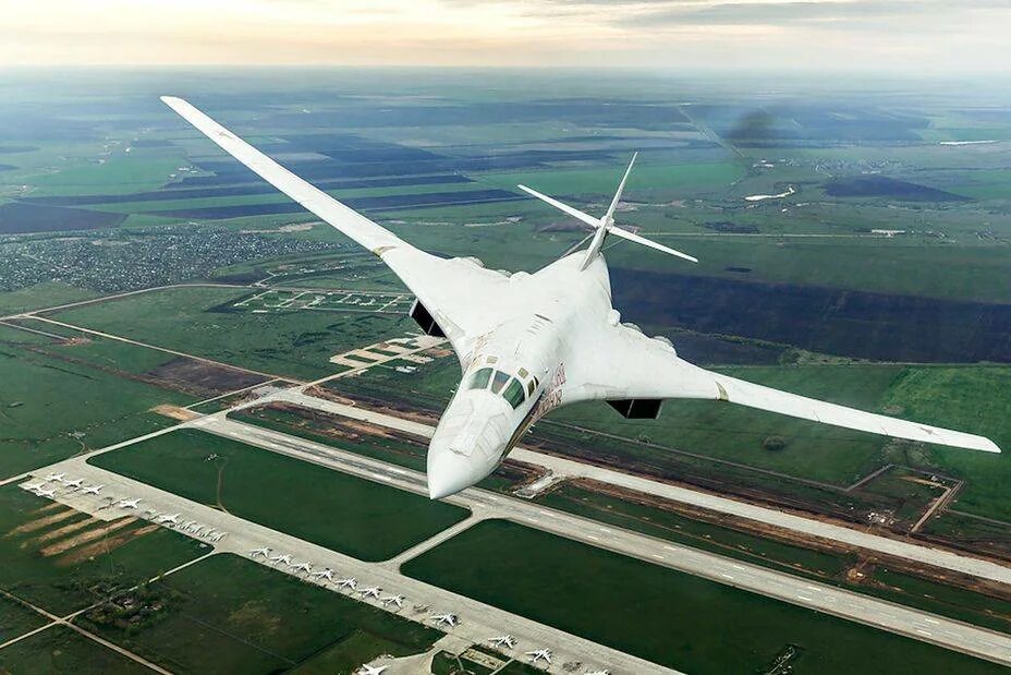 Стратегический бомбардировщик ту-160 белый лебедь. Ту 160м фото. Ту-160 сверхзвуковой самолёт. Ту 160м фото. Ту-160 белый лебедь.