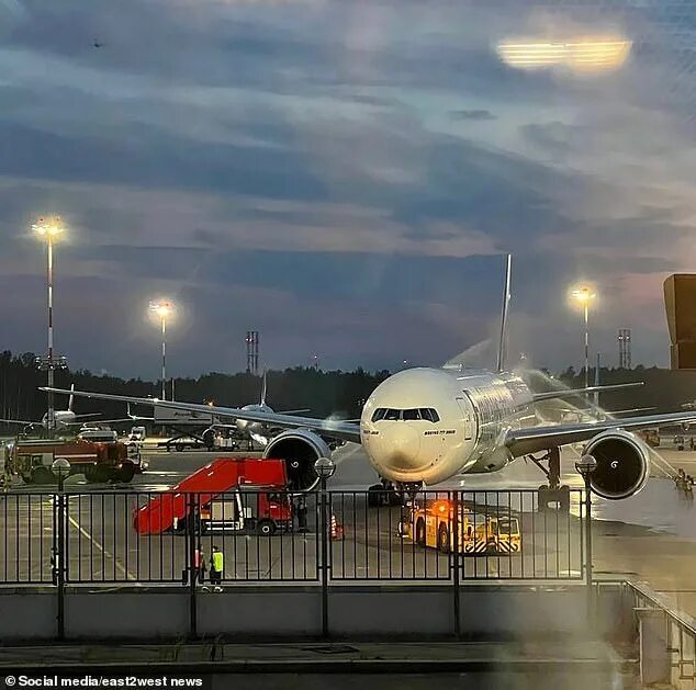 Эмирейтс пулково. Рейс пулково дубай. Самолет и аэропорт. Boeing 777-300 emirates. Flydubai пулково.