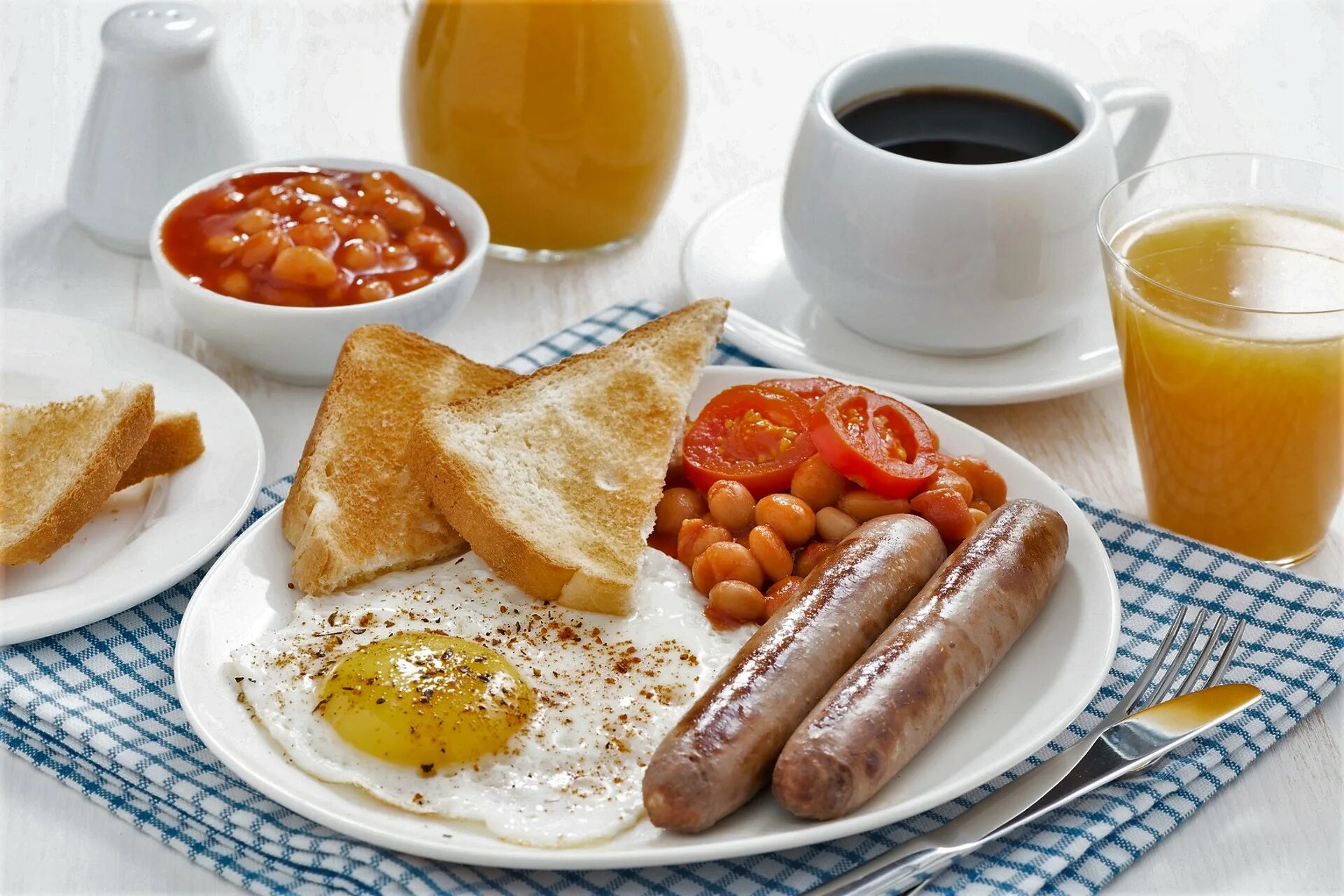 Breakfast us. Завтрак. Яичница английский завтрак. Самые вредные продукты на завтрак. Хлеб с колбасой.