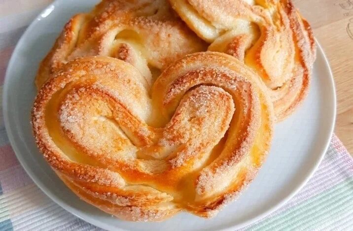 Быстрый рецепт булочек с сахаром. Быстрый рецепт булочек с сахаром. Булочка домашняя. Сдобные булочки с творогом. Булочки сердечки.