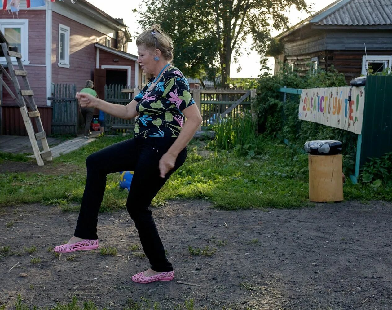 Садись погулять. Российская глубинка праздник. Девушки из Российской глубинки. Одежда Российской глубинки. Люди из глубинки.