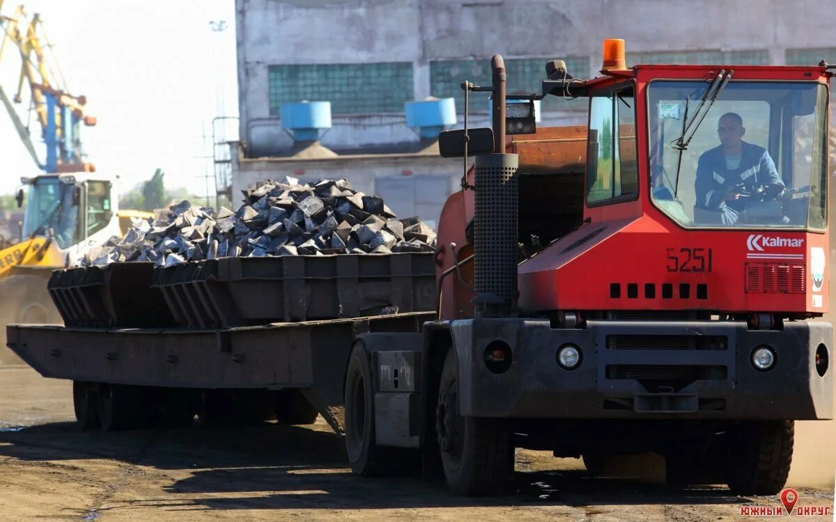 Перевозка чугуна. Транспортировка чугуна. Перевозка чугуна автотранспортом. Перевозка чугуна в чушках автотранспортом. Доставка чугунных