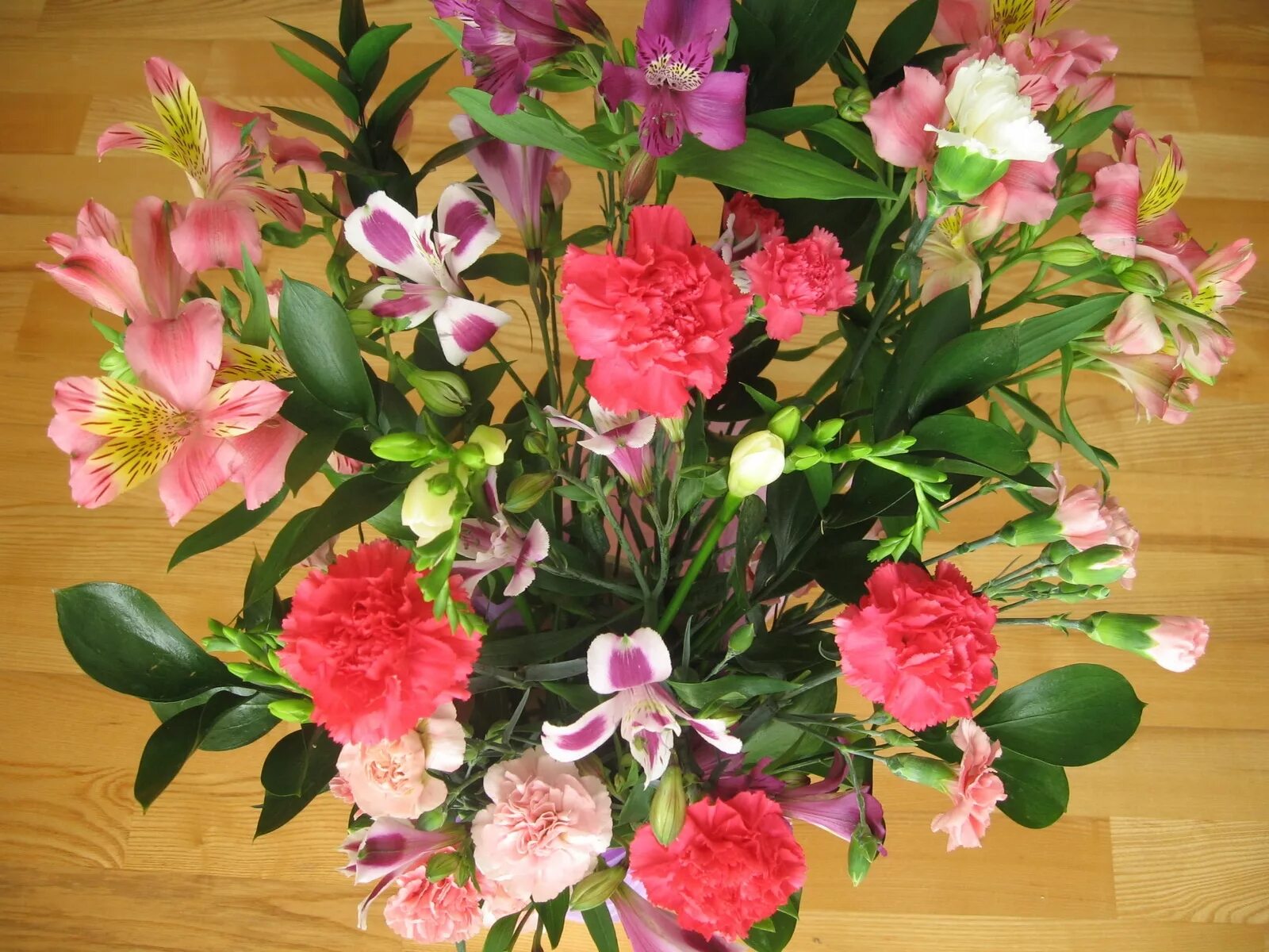 Цветы гвоздики лилии. Лилии и гвоздики. Корзина на возложение из роз. Букет лилии и альстромерии. Цветы гвоздики лилии.