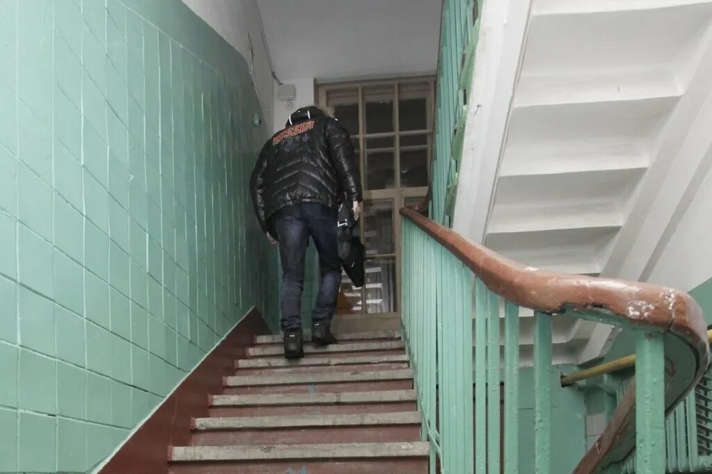 Чулках подъезде. Мужчина на лестничной площадке. фотосессия в подъезде.