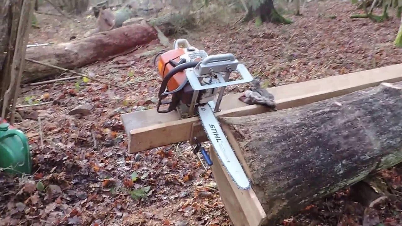Бревна пилят пилой. Мини пилорама husqvarna. приспособление для распиловки бревен stihl. распиловка бревна на доски на циркулярке. хускварна горизонт пилорама.