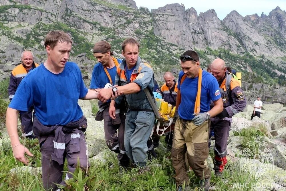 Горный спасатель. Спасение в горах. Спасатели в горах. МЧС спасение в горах. Спаслись в горах