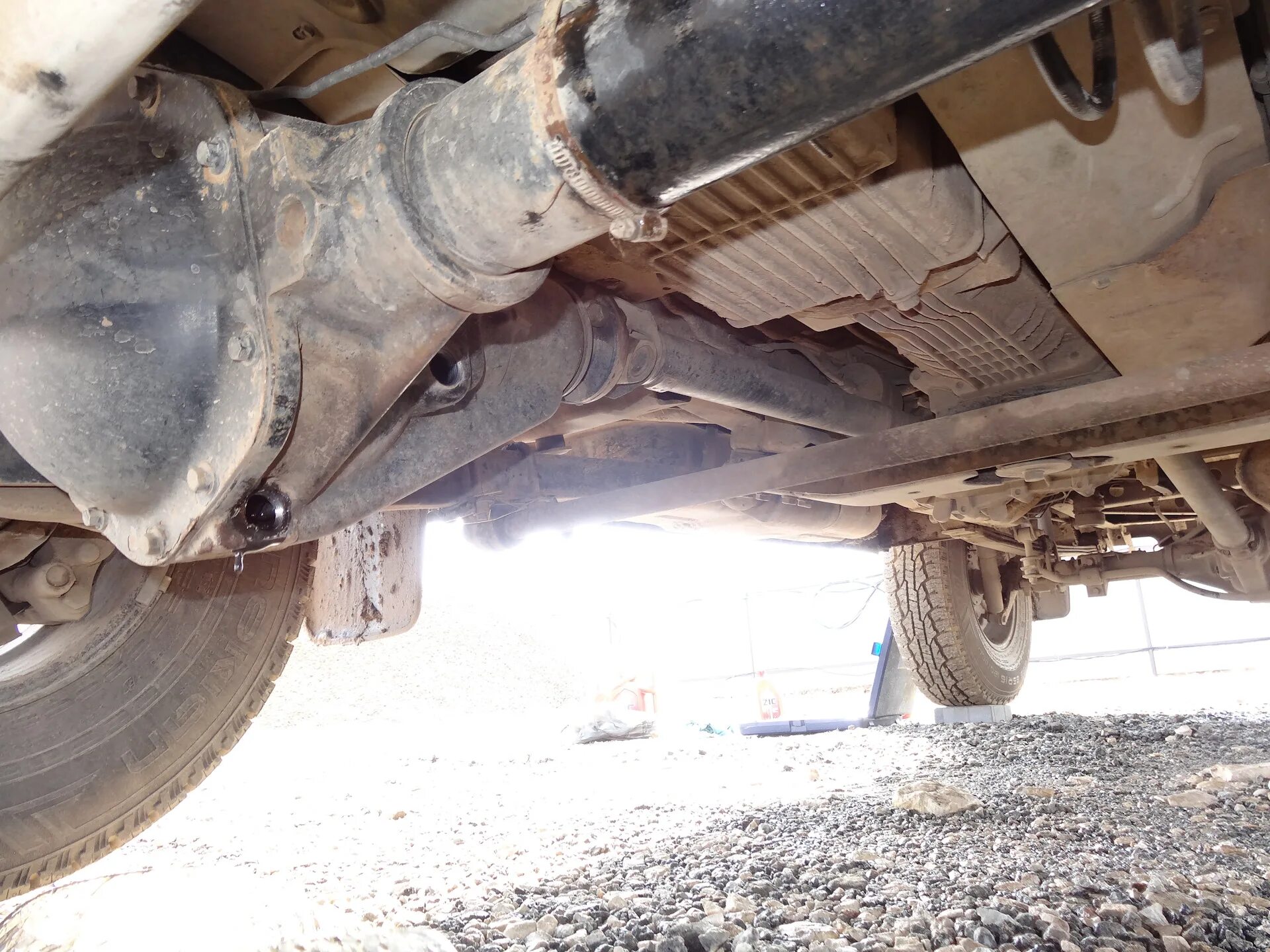 Уаз патриот 2. Мост уаз патриот 2015. Замена масла в мостах уаз хантер. Прокладка заднего моста уаз патриот 2015 года. Мосты уаз замена масла.