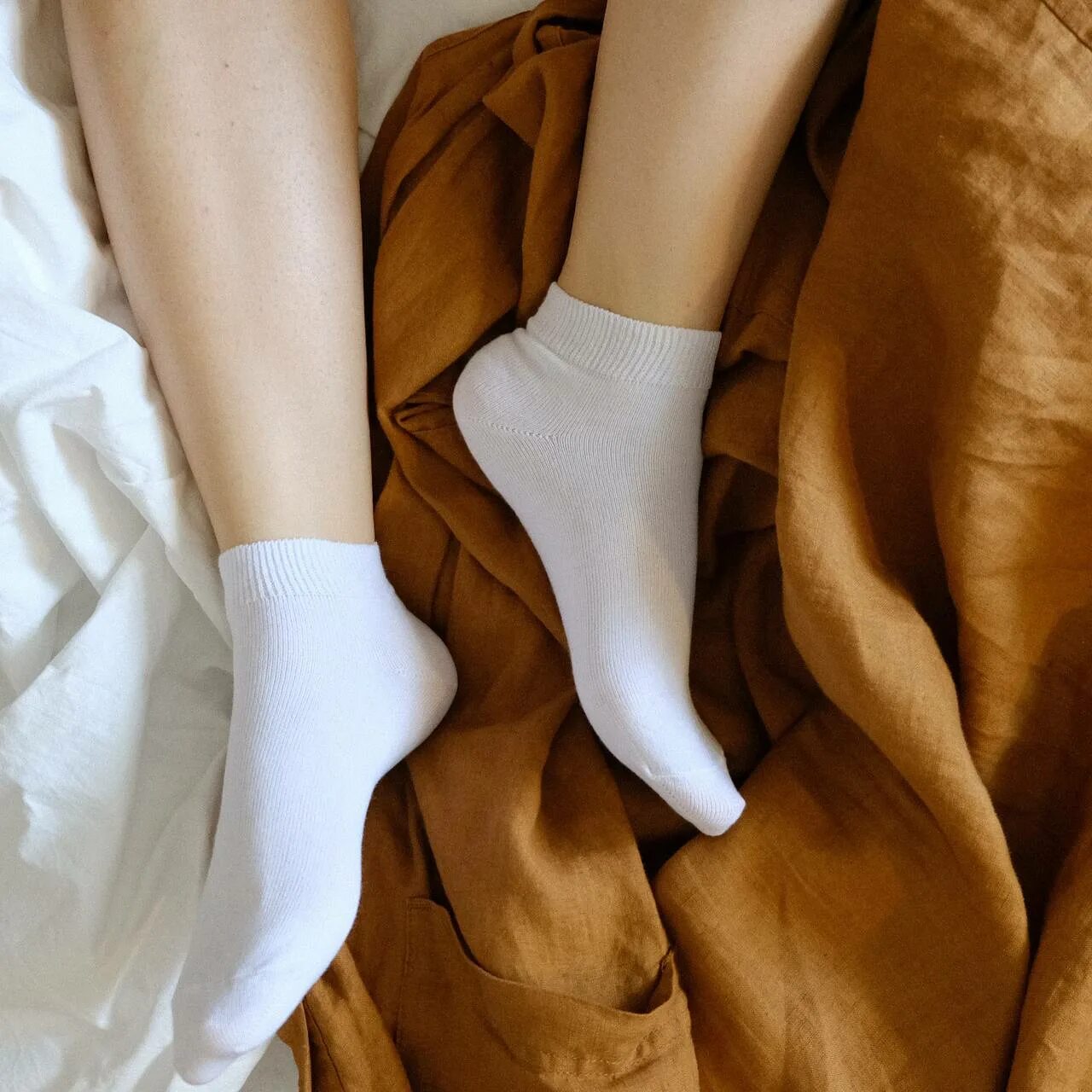 Девочки в белых носочках. Белые носки. Ноги в носках. Ноги девушек в носках. Ноги в белых носках.