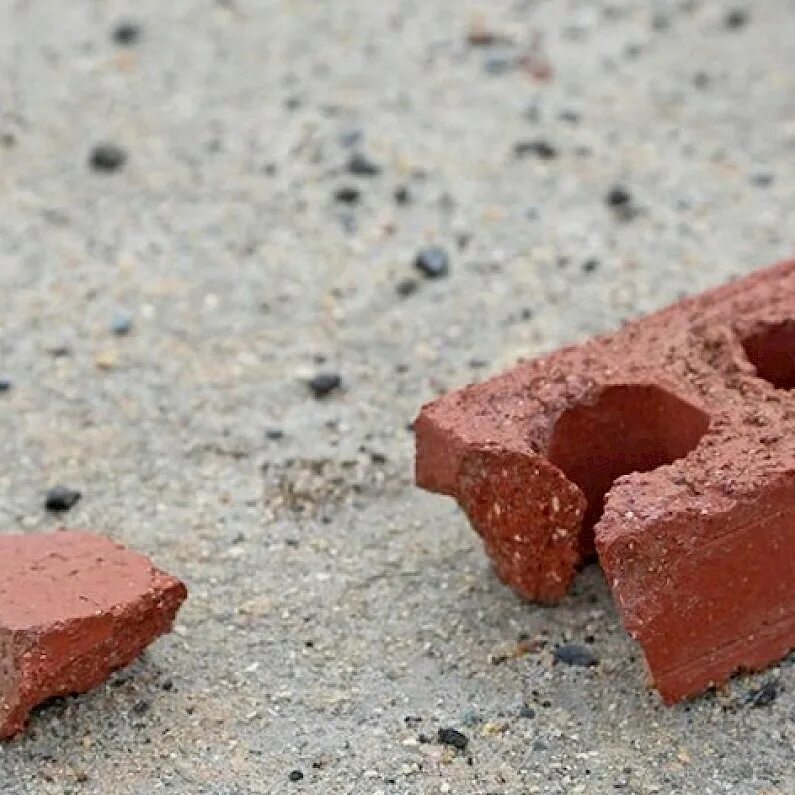 Разломанный кирпич. Поломанный кирпич. Фон белый кирпич. Разломанный кирпич. Кирпич.