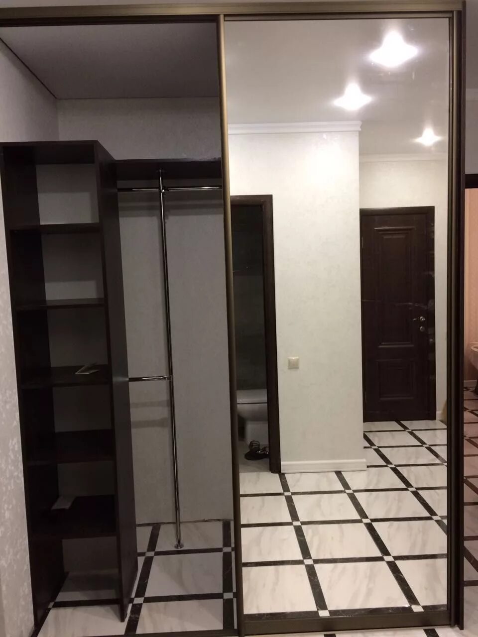 Преимущества выбора и варианты распашных дверей в кладовку