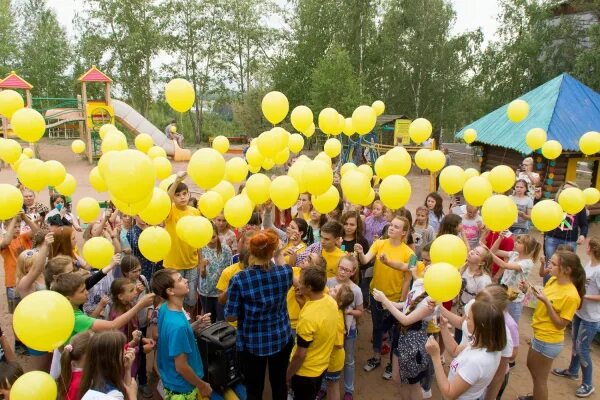 голубые ели лагерь иркутск. детский оздоровительный лагерь ангасолка. строительные игры из снега. дети в лагере. лагерь эй-би-си на байкале.